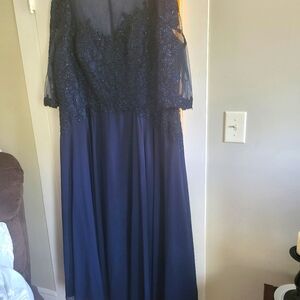 Elegant Navy Blue Lace Evening Gown